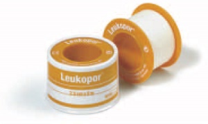CEROTTO ADESIVO IPOALLERGENICO LEUKOPOR. SUPPORTO: TESSUTO NON TESSUTO BIANCO DI POLIESTERE E VISCOSA ADESIVO POLIACRILICO SENZA RESINE E GOMME NATURALI. 5X5CM MUTABILE - Farmacia Del Monaco