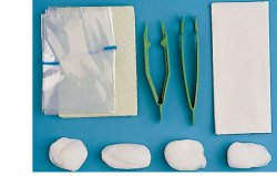 SET PER MEDICAZIONE MEDIUM CONTENENTE PINZA AD ANELLI, PINZA ANATOMICA, 4 TAMPONI, SACCHETTO DI CARTA PER RESIDUI, TELO IMPERMEABILE/ASSORBENTE, 2 GUANTI IN LATTICE - Farmacia Del Monaco